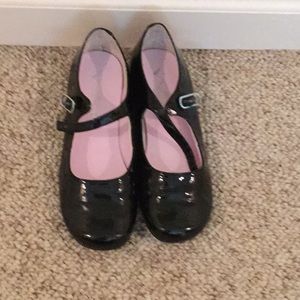 I am selling a cute black leather dress shoes.